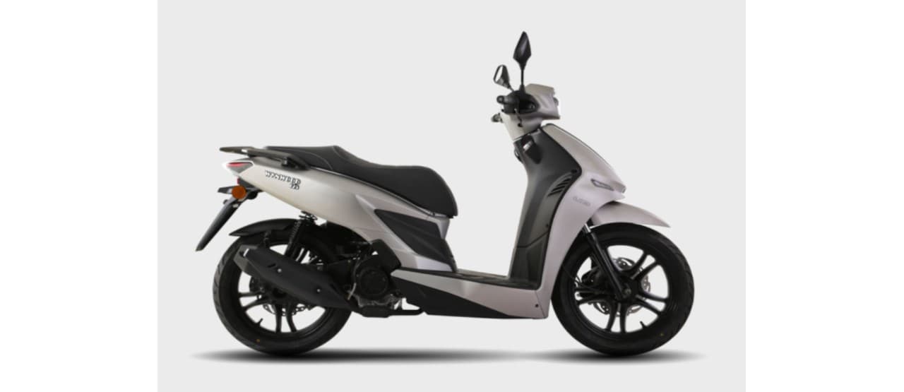 <div class='descrGalleryTitle'>UM Motorcycles Winwood 125 - 2.390 euro</div><div class='descrGalleryText'><p>Il <b><a href="https://www.dueruote.it/listino/um/winwood-125/">Wynwood 125</a> </b>di UM Motorcycles è equipaggiato con un monocilindrico 4 tempi SOHC da 125 cc, con due valvole, raffreddamento ad aria e alimentazione a iniezione elettronica EFI Bosch. Il motore sviluppa 7,2 kW (9,8 CV) a 8.000 giri/min, con una coppia massima di 8,8 Nm a 6.500 giri/min, abbinato a un cambio automatico a variazione continua con trasmissione finale a cinghia. L’avviamento è esclusivamente elettrico e l’omologazione rispetta la normativa Euro 5+. La ciclistica prevede una forcella telescopica idraulica anteriore e doppi ammortizzatori posteriori, con cerchi da 16 pollici equipaggiati con pneumatici 110/70 su entrambe le ruote. Il sistema frenante utilizza dischi anteriori e posteriori con frenata combinata CBS. Le dimensioni riportate sono 1.980 mm di lunghezza, 685 mm di larghezza e interasse di 1.350 mm, mentre l’altezza della sella è di 810 mm. Il peso a secco è di 120 kg e il serbatoio ha capacità di 7 litri.</p>
</div>